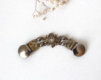 Pinza de cuello vintage con flor ornamental de pedrería – color plata