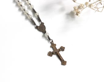 Rosario vintage in ottone con perline di vetro bianco, risalente agli anni '60 circa.