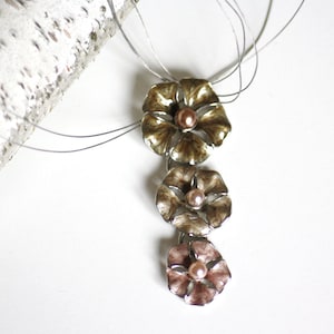 vintage flower necklace, enamel flower pendant, vintage flowers, 1990ies jewelry, wire necklace
