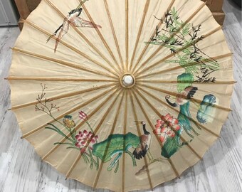 Parapluie chinois vintage en papier de riz et bambou