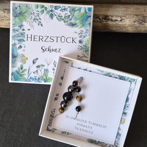 Herzstück „Schutz“ – Handgemachte Geschenkbox mit Edelsteinanhänger für Schutz & Stärke – ideal als Glücksbringer, Taschenbaumler