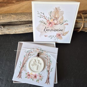 Geschenkbox Kommunion Geldgeschenk – Verspielte Verpackung mit Buchstaben-Anhänger oder Kreuz-Anhanger und Glückwunschkarte.