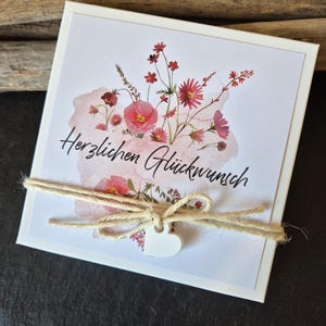 Geldgeschenk zur Hochzeit stilvoll verpackt – Handgefertigte Geschenkbox mit Herz-Anhänger, Blumenmotiv & personalisierter Karte