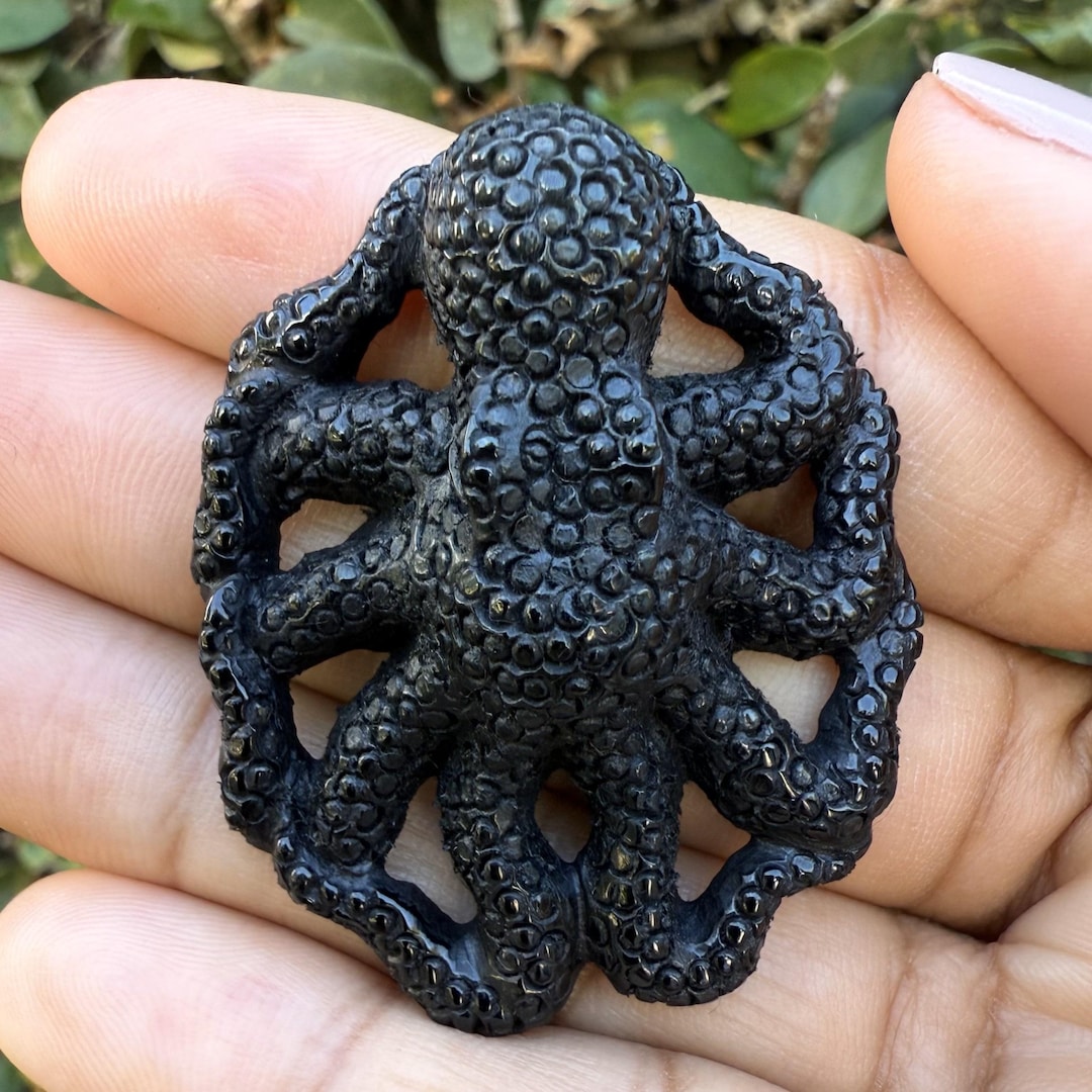 OCTOPUS 02 ブラック サーフボードアクセサリー Hand-carved Black Horn Octopus • Nautical Pendant Focal • Detailed