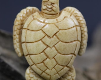 Tótem de tortuga de hueso tallado a mano para collar o decoración de altar con inspiración oceánica • 45 mm