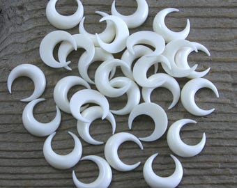 Gesneden been maansikkel • Cabochon met platte achterkant • Gepolijst wit brandpunt • 15 mm