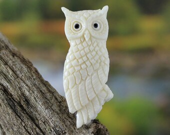 彫刻された骨のフクロウペンダント • 羽根付きトーテム • 手彫りの焦点
