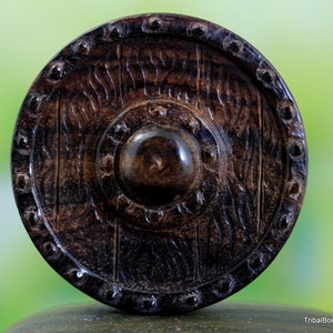 Colgante de escudo vikingo de madera de Sono con talla nórdica, 51 mm