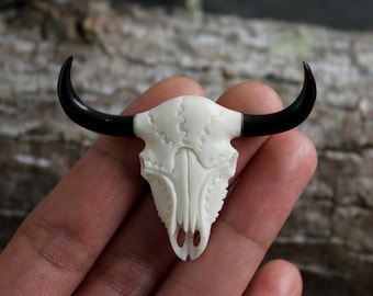 Pendentif tête de mort en corne de taureau et os sculpté à la main • Charme boeuf à cornes longues • 37 mm