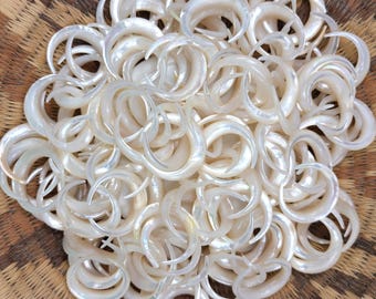 Klassieke witte dweilbedel maansikkel - bedel voor elegante sieraden • 27 mm