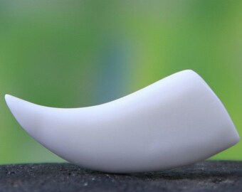 Handcrafted Buffalo Bone Tribal Tusk Pendant for Jewelry Making – 28mm African-Inspired Amulet