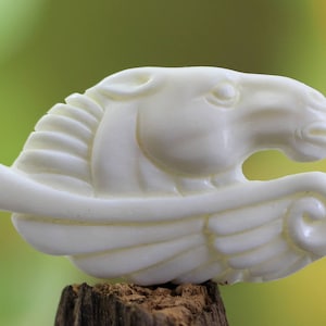 Majestad alada: Caballo de hueso tallado a mano con alas, vuelo de pegaso, 51 mm