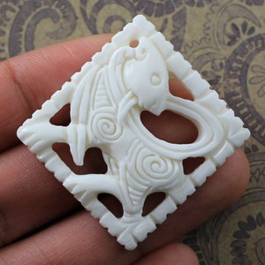 45 mm quadratischer handgeschnitzter Knochenanhänger mit abstraktem Wirbeldesign