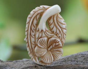 Ciondolo a forma di fiore in osso intagliato a mano, motivo floreale, macchia antica • 48 mm
