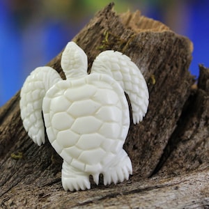 Buffalo Bone Sea Turtle Pendant, 40mm