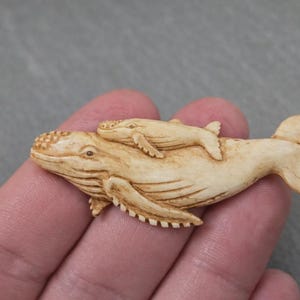 Può includere: Un set di tre tazze in ceramica con finitura opaca e macchiettata. Le tazze sono nei toni del crema, grigio chiaro e grigio scuro. Ogni tazza ha un design semplice e minimalista.