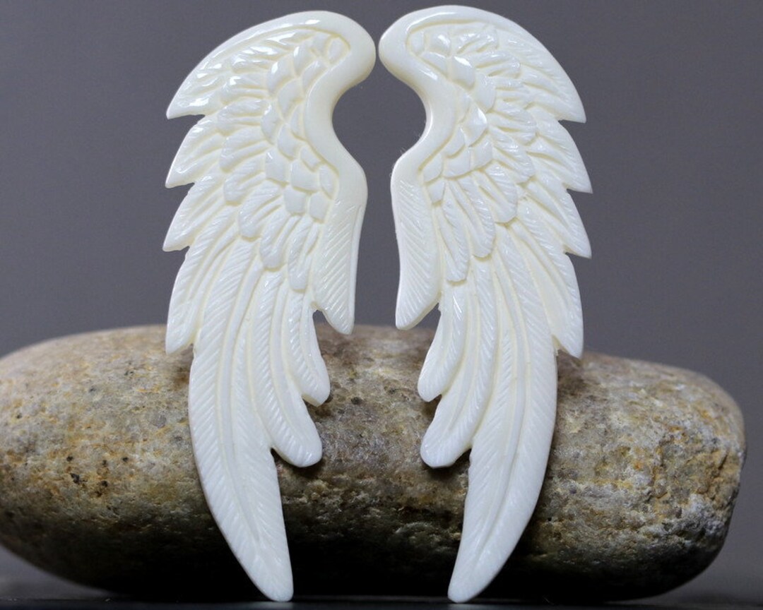 霊妙な彫刻が施された骨の翼 • 手作りの守護天使ジュエリー • アップ