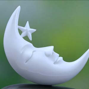 Peut inclure: Une sculpture blanche en forme de croissant de lune avec un visage serein et une étoile à cinq branches. La lune a une finition lisse et brillante et se détache sur un fond vert flou. La sculpture est probablement en céramique ou dans un matériau similaire.