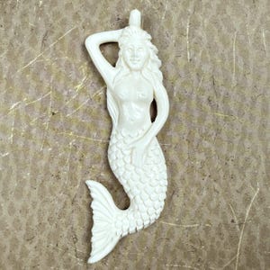 Mermaid Anhänger , Seitlich gebohrte Top-Schlaufe zum Auffädeln und Aufhängen der Einzigartigen Mythischen Ozeansirene, 76 mm