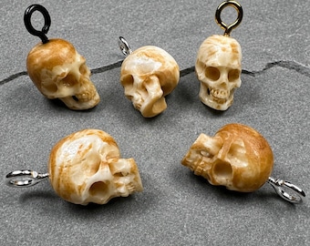 Antiek gebeitste schedelbedel van been met roestvrijstalen oogschroeflus, 17 mm