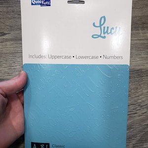 Jeu de matrices ABC Lucy Classic QuicKutz NEUF dans son emballage d'origine Rare Rupture de stock