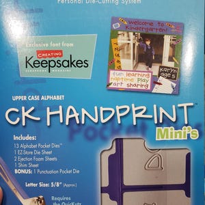 Puede incluir: Un paquete azul y blanco del sistema de troquelado CK Handprint Mini's. El paquete incluye troqueles de alfabeto, una hoja de troquelado EZ-Store y otros accesorios. El tamaño de la letra es de aproximadamente 1,6 cm. El paquete también presenta el texto "¡Bienvenido al jardín de infancia!"