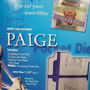 Puede incluir: Un juego de troqueles Paige azul y blanco para crear títulos. El paquete incluye troqueles de bolsillo alfabéticos, hojas de troqueles EZ-store, hojas de espuma de expulsión y una hoja de calce. El tamaño de la letra es de aproximadamente 3,2 cm. Requiere la herramienta manual Quickutz.