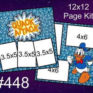 Può includere: Un kit di pagine per scrapbook con sfondo blu a motivo di ancore. Il kit include spazi per foto da 3,5x5 e 4x6 pollici e presenta Paperino. Il testo include "Quack Attack", "12x12 Page Kit" e "#448".