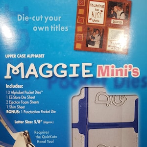 Puede incluir: Caja azul para un sistema de corte personal. El juego incluye troqueles de bolsillo alfabéticos, una hoja de troquelado EZ-store, hojas de espuma de expulsión y una lámina de calce. El tamaño de la letra es de aproximadamente 1,6 cm. El texto "MAGGIE Mini's" es visible.