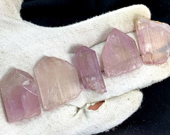 Naturliga rosa kunzit spodumenkristaller, parti från Afghanistan - 107,70 gram - 5 kristaller