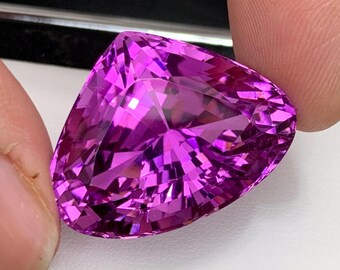 鮮やかなバイオレットピンクのクンツァイト宝石：72.60カラット