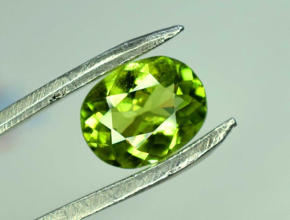 オーバルカットのグリーンペリドット宝石。 アップルグリーンペリドット宝石：2.35カラットオーバルカット
