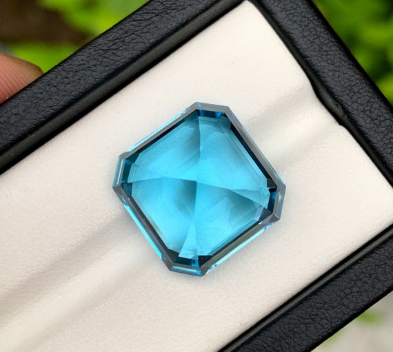 32.05カラット スイスブルートパーズ 宝石：アッシャーカット