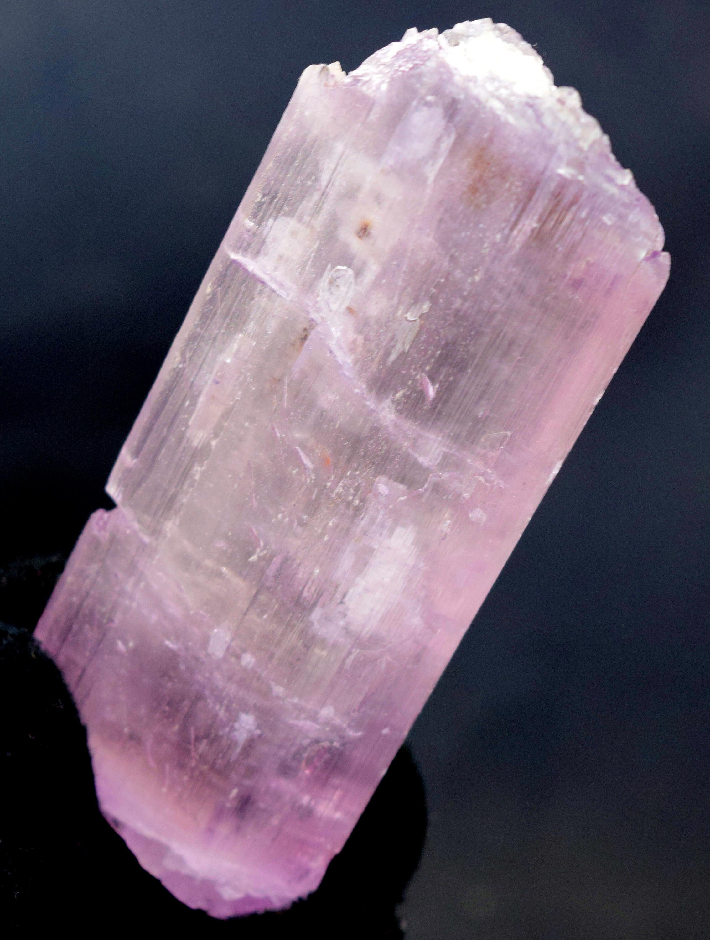 天然ピンククンツァイトクリスタル：V字型両端カット（127グラム