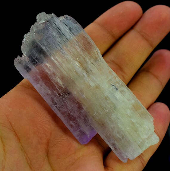 天然のピンク色のクンツァイト クリスタル。