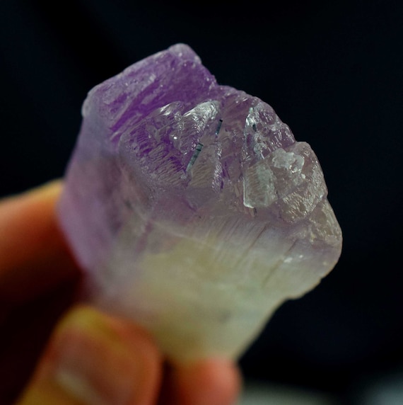 V字型にカットされたピンク色のクンツァイトクリスタル 天然のピンク色のクンツァイトクリスタル。 V字型にカットされたピンク色