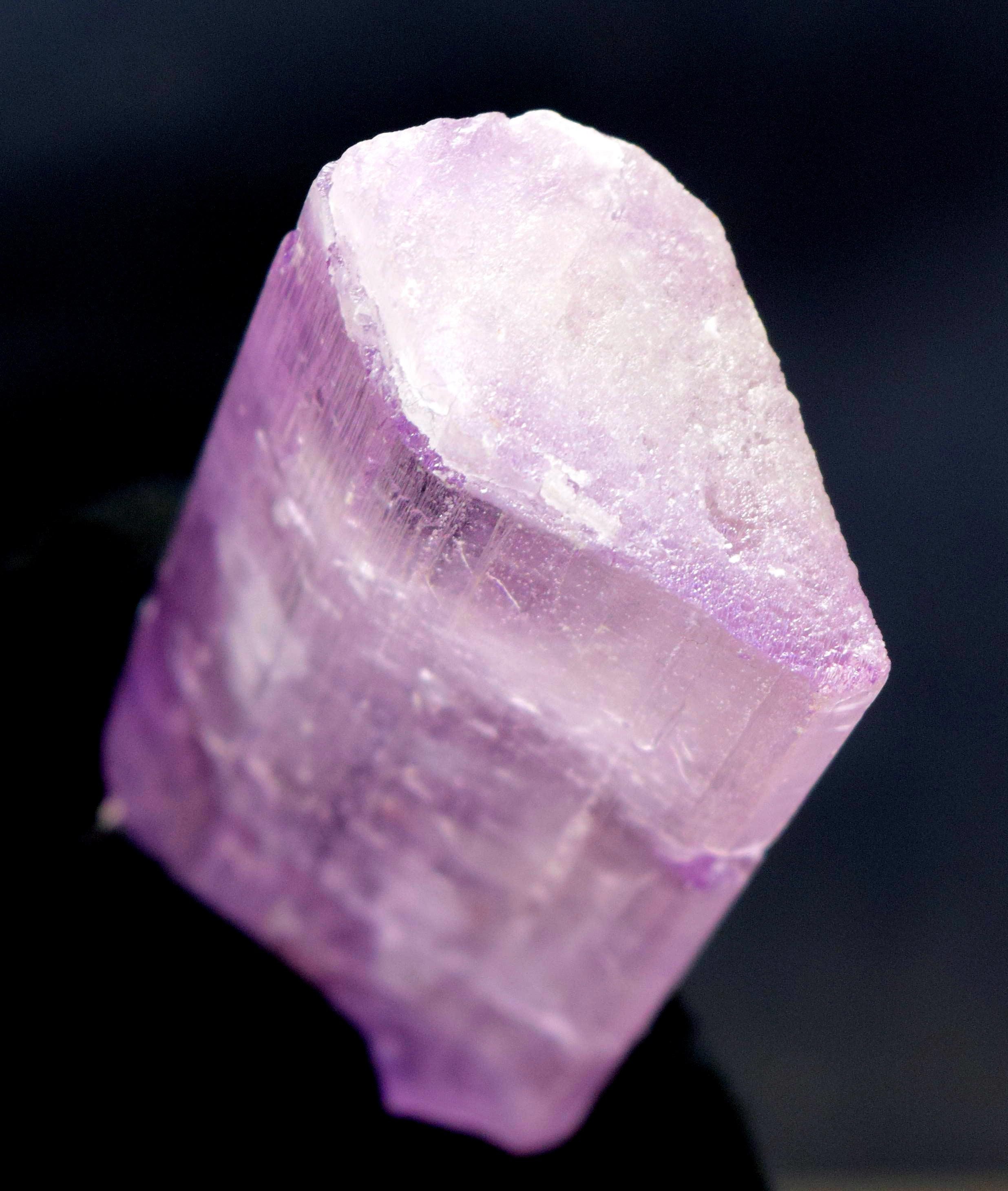 天然ピンククンツァイトクリスタル：V字型両端カット（127グラム