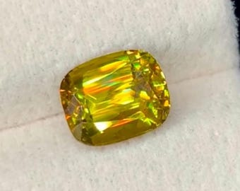 Pedra preciosa esfena lapidada em almofada de 2,35 ct: titanita amarelo-esverdeada com tricroísmo