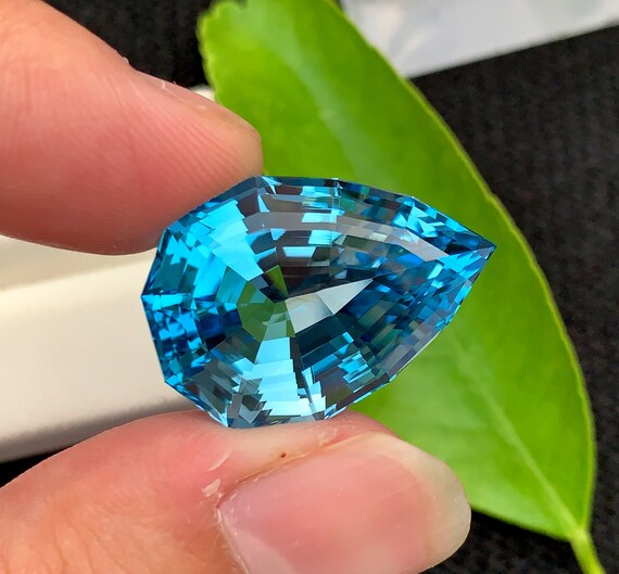 エレクトリックブルートパーズ宝石：49カラットペアカットスイス