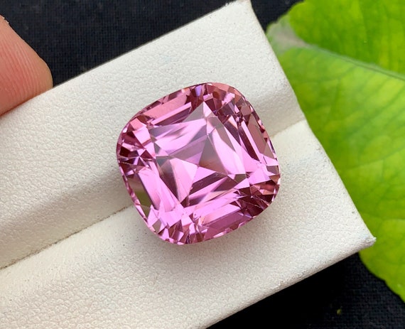 キャデラック ピンク クンツァイト 宝石: 24.45 カラット クッション