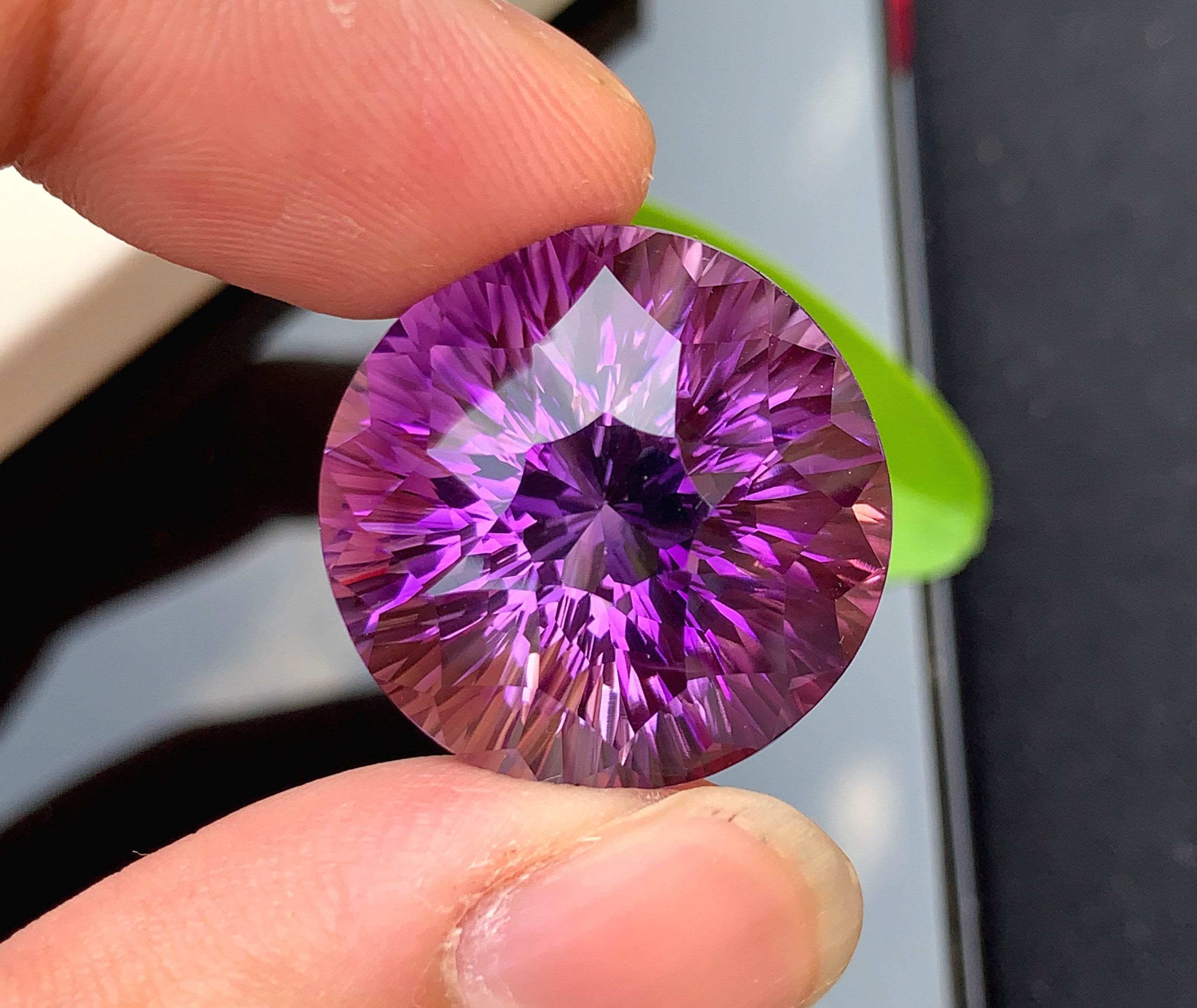 ナミビア産のロイヤルパープルアメジスト