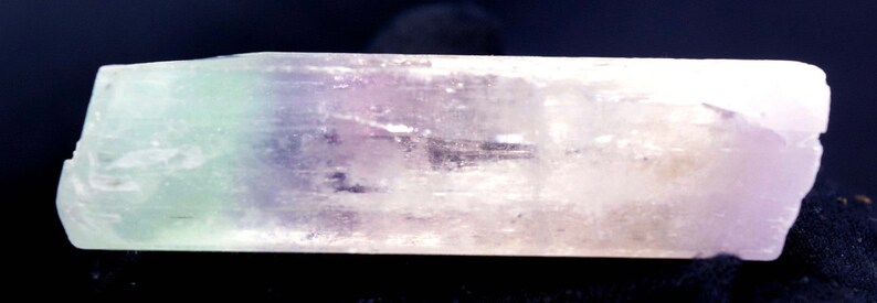 AR 115 Gram V-Shape Terminated Bi-Color Gem Grade Natural Kunzite crystal 78*31*20 mm