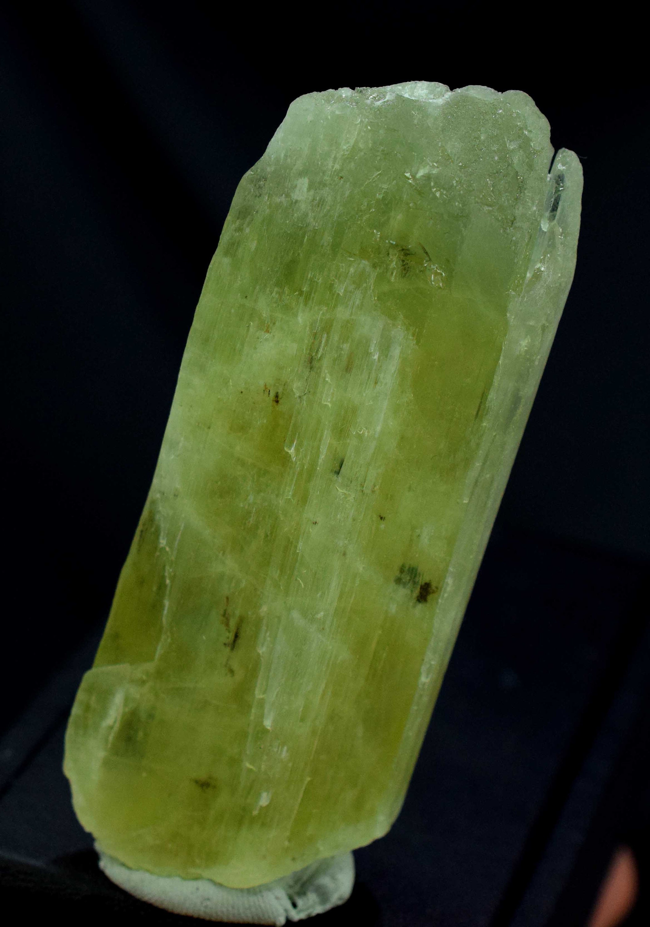 レモンイエロートリフェーンクンツァイトクリスタル：V字型、133グラム