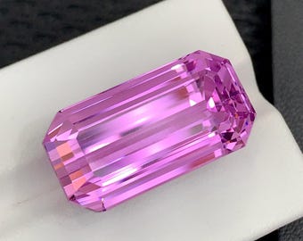 天然の濃いピンクのクンツァイト宝石：40.35カラットのエメラルド