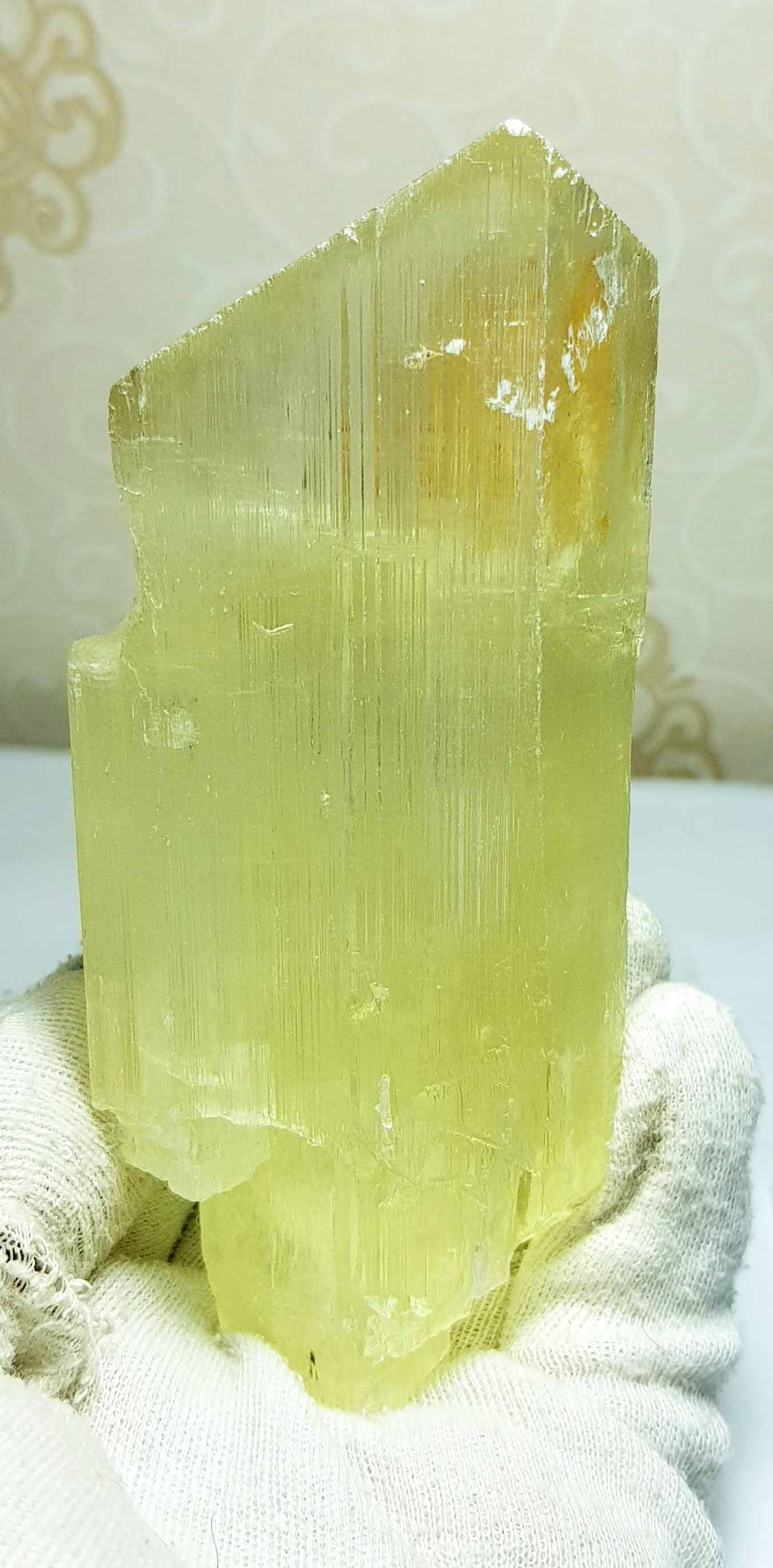 天然の黄色のトリフェーン クンツァイト クリスタル 天然トリフェーン クンツァイト クリスタル V シェイプ レモン