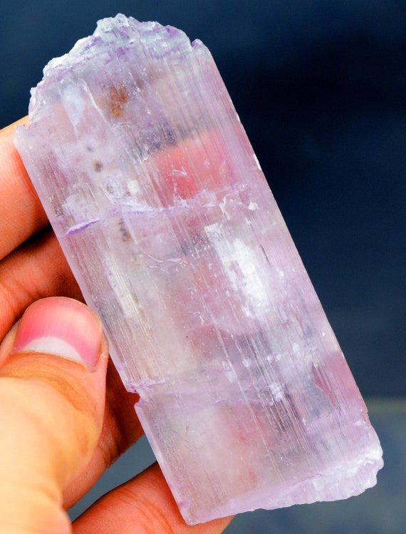 天然ピンククンツァイトクリスタル：V字型両端カット（127グラム