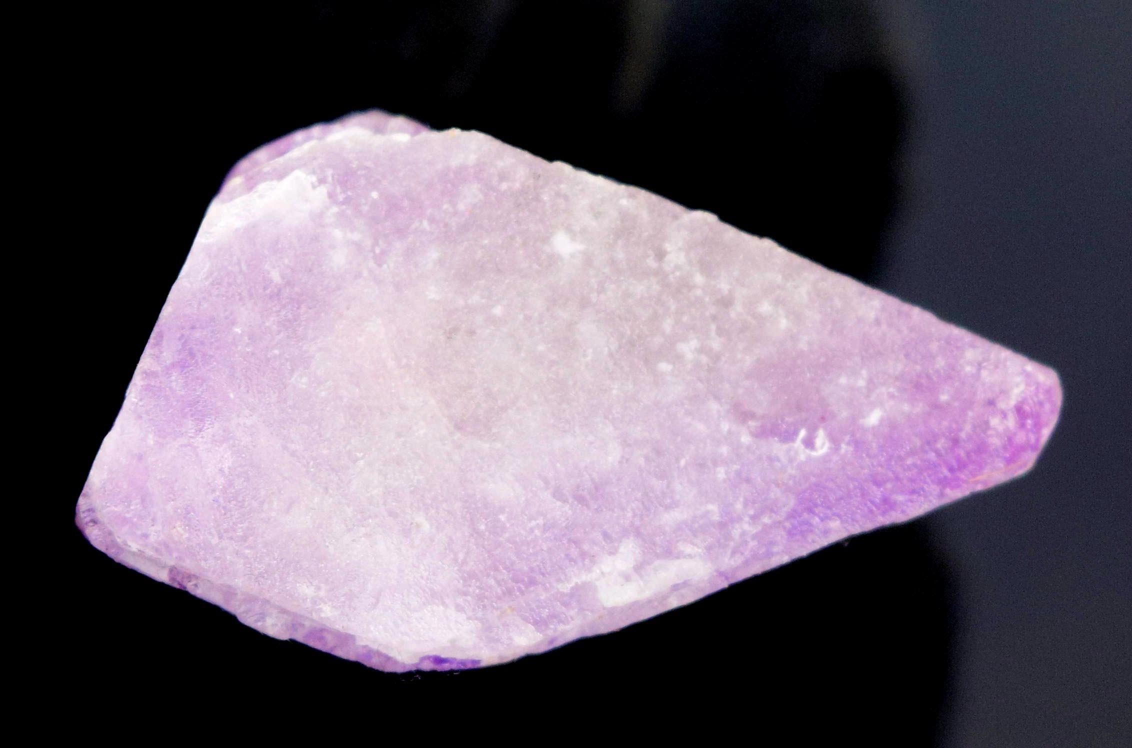 天然ピンククンツァイトクリスタル：V字型両端カット（127グラム