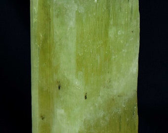 レモンイエロートリフェーンクンツァイトクリスタル：V字型、133グラム