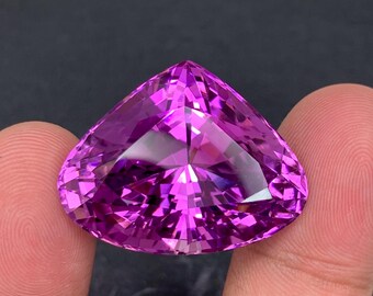鮮やかなバイオレットピンクのクンツァイト宝石：72.60カラット