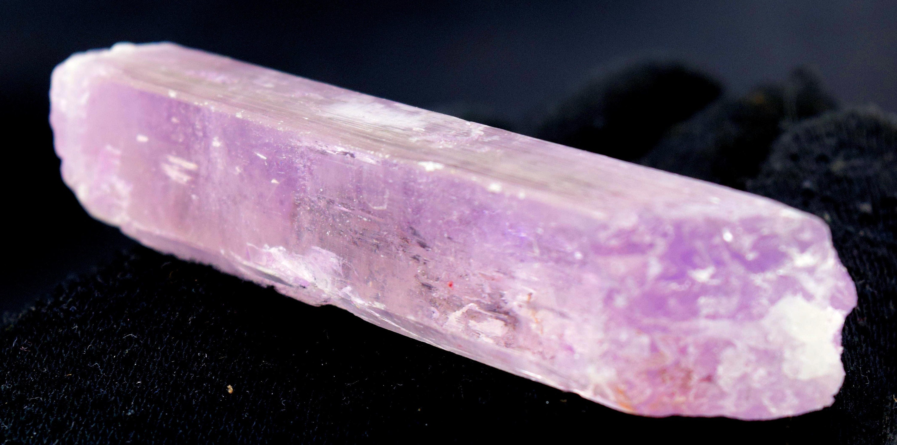 天然ピンククンツァイトクリスタル：V字型両端カット（127グラム